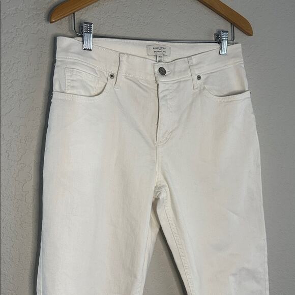 NEW Banana Republic Pure White Girlfriend Jeans Size 28 / 6 Minimalist Preppy - Picture 3 of 7